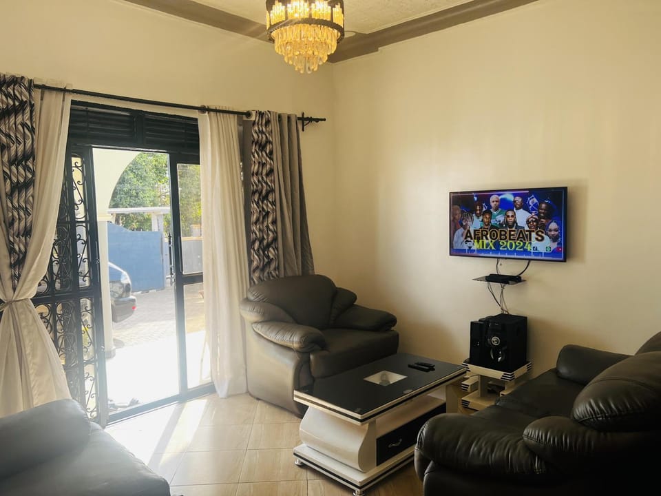 House - Sleeps 6 - Parking - Garden House in Kampala