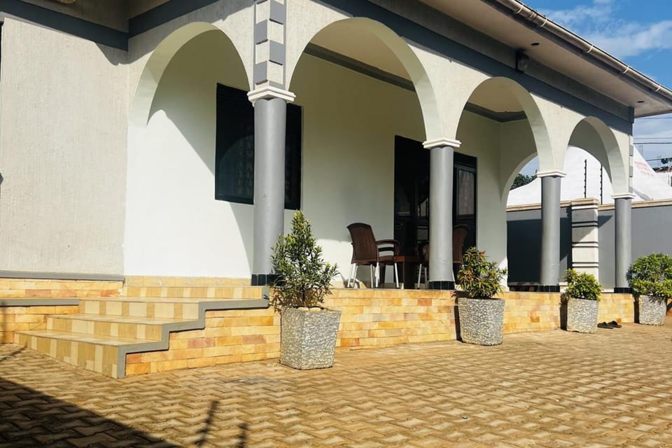 House - Sleeps 6 - Parking - Garden House in Kampala