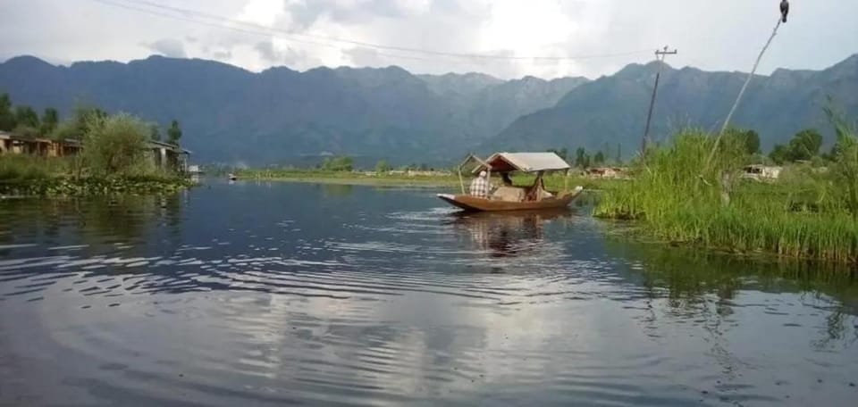 New Dunhill Houseboat Bed and Breakfast in India