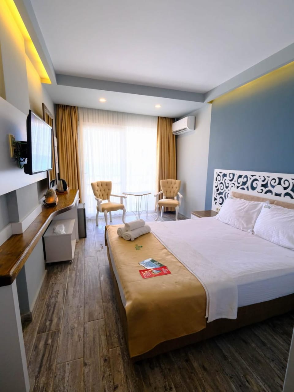 Photo of the whole room, Bedroom