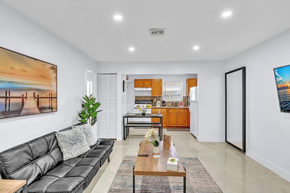 Hollywood 2 Bdrm New Furnished Beach Vacation LB2 House in Hollywood