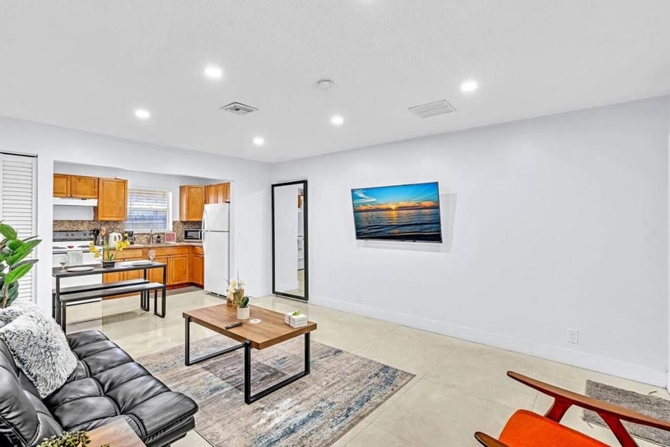 Hollywood 2 Bdrm New Furnished Beach Vacation LB2 House in Hollywood