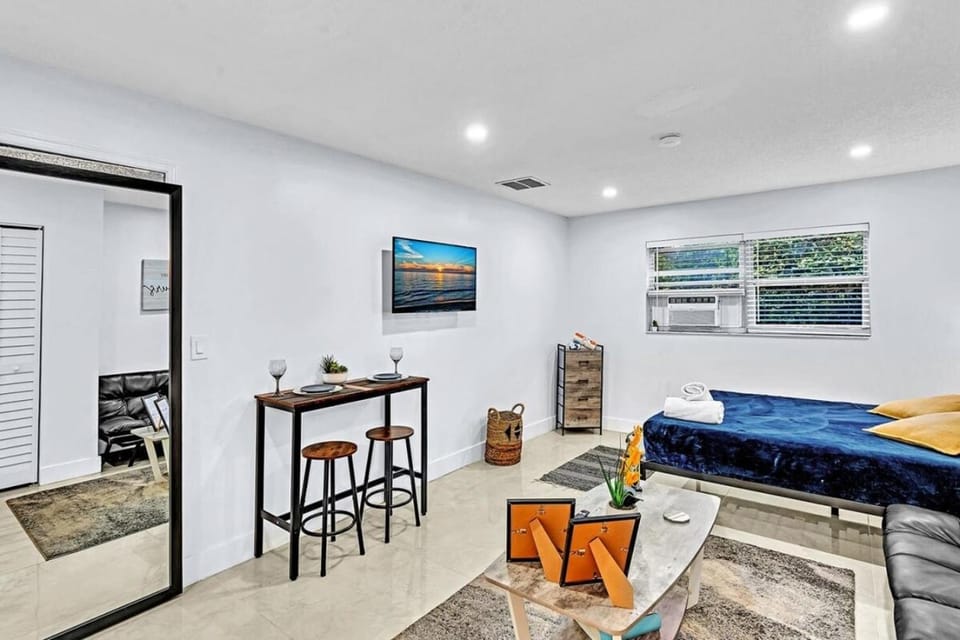 Hollywood Large Studio Close to Beach & Casino LB3 House in Hollywood