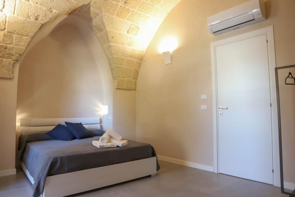 Bed, Bedroom, air conditioner