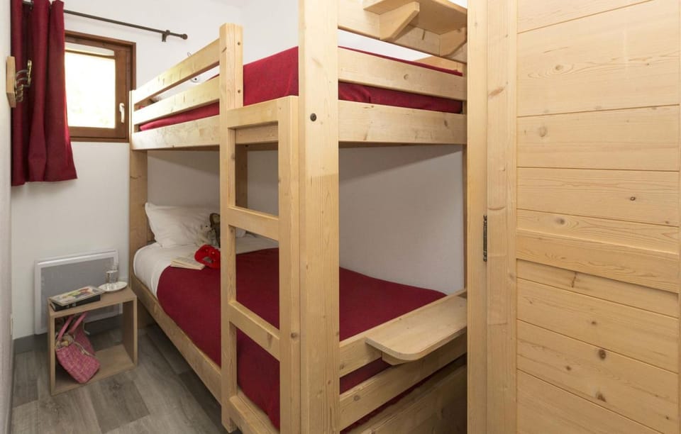 Bedroom, bunk bed