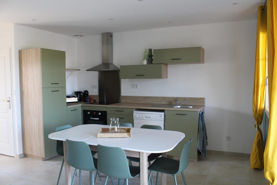 Kitchen or kitchenette, Dining area, stove