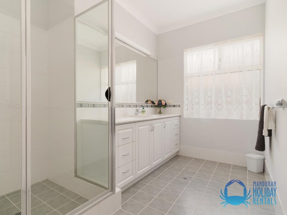 Bed, Bathroom, Dining area, Bedroom