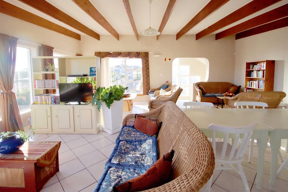 Communal lounge/ TV room, TV and multimedia, Living room, Seating area, Dining area, Evening entertainment