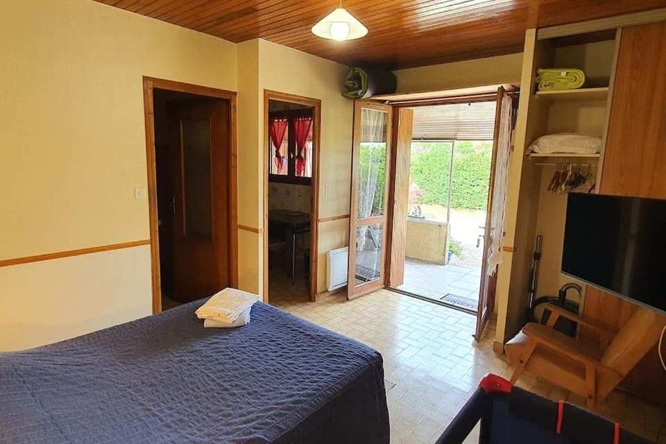 Bed, TV and multimedia, Photo of the whole room, Bedroom, heating, towels, wardrobe