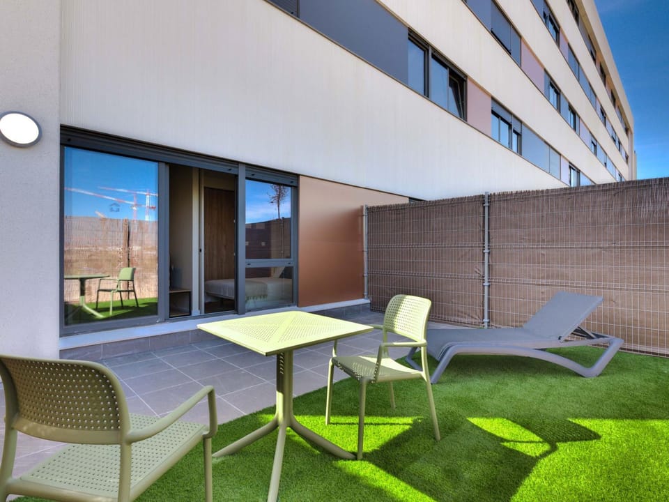 Property building, Patio, Balcony/Terrace