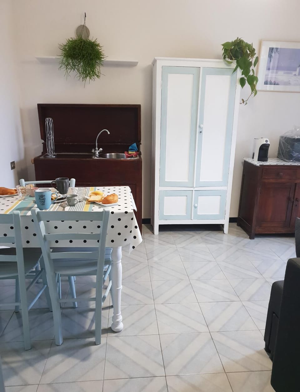 Kitchen or kitchenette, Living room, Seating area, Dining area