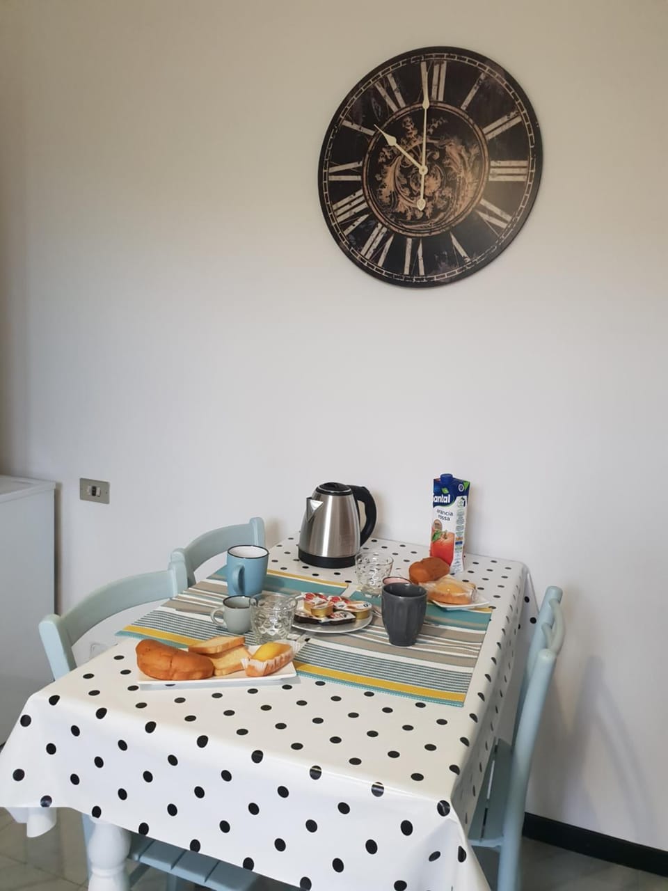 Coffee/tea facilities, Dining area