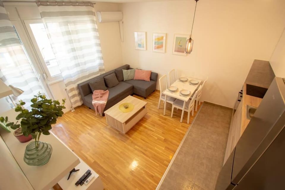 WHITE FIELDS-Central 2-bdrm apartment with parking Apartment in Novi Sad