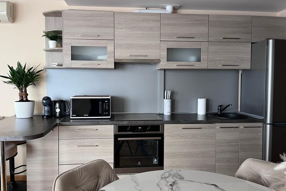 Coffee/tea facilities, Kitchen or kitchenette, Dining area, oven