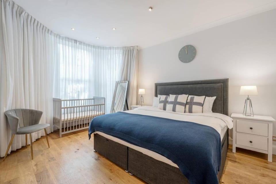Earl's Court 2BR Private Garden Walk to Tube Apartment in City of Westminster