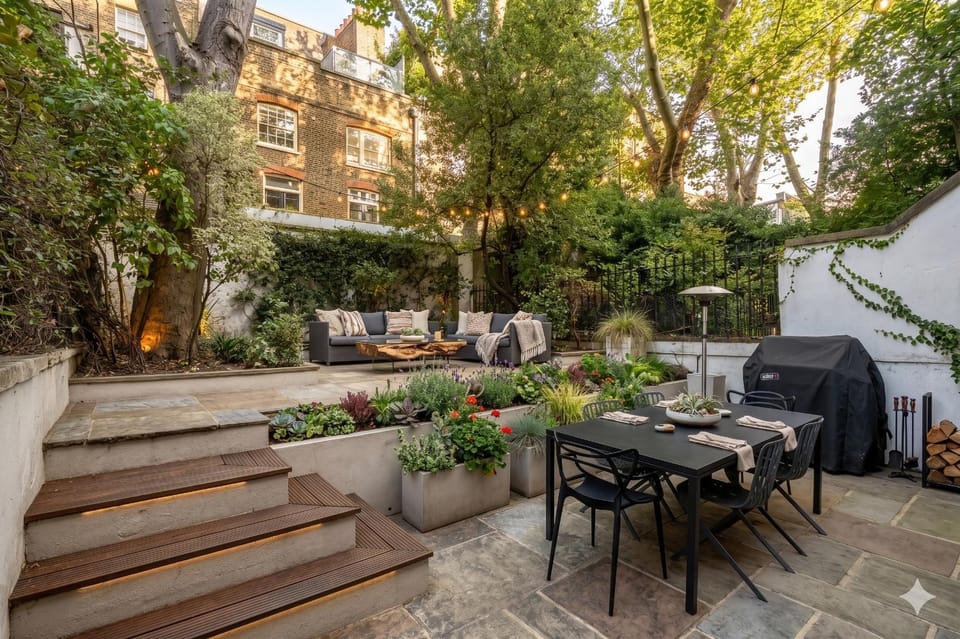 Earl's Court 2BR Private Garden Walk to Tube Apartment in City of Westminster