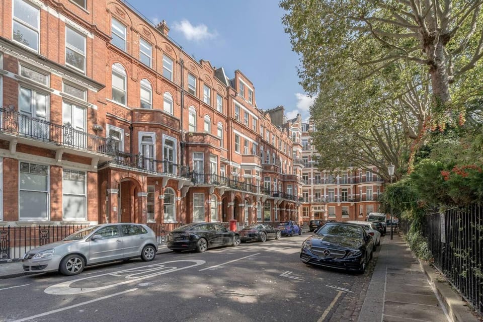 Earl's Court 2BR Private Garden Walk to Tube Apartment in City of Westminster