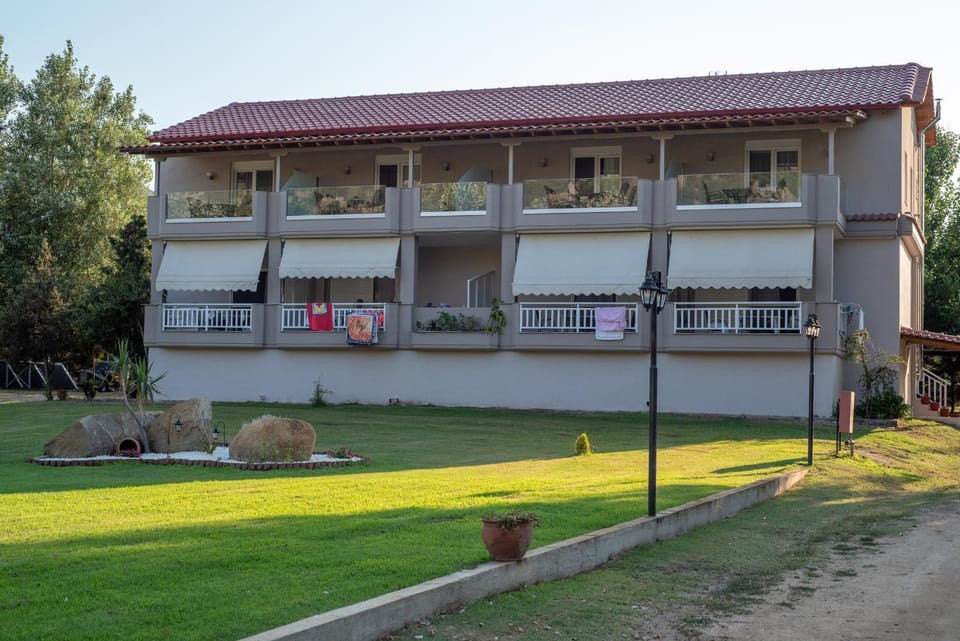 Camping Linaraki Apartments & Bungalows Campground/ 
RV Resort in Halkidiki