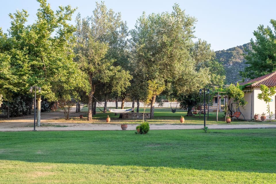 Camping Linaraki Apartments & Bungalows Campground/ 
RV Resort in Halkidiki