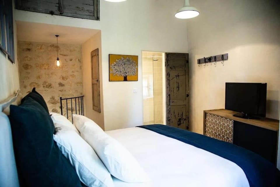 Bed, TV and multimedia, Photo of the whole room, Bedroom