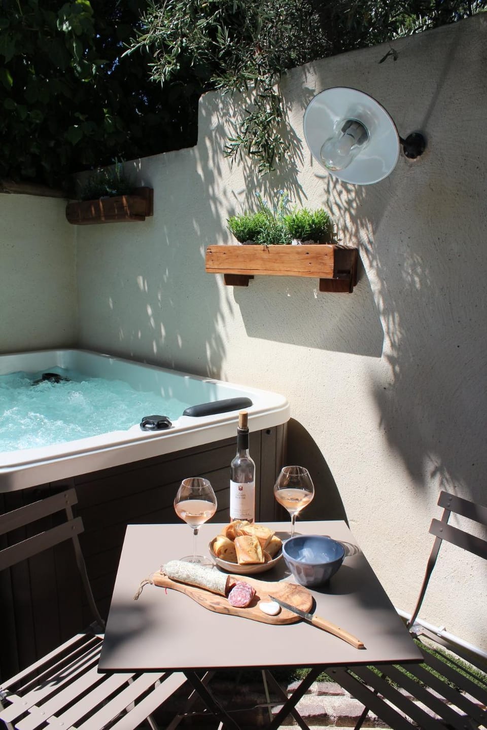 Patio, Day, Hot Tub, Dining area