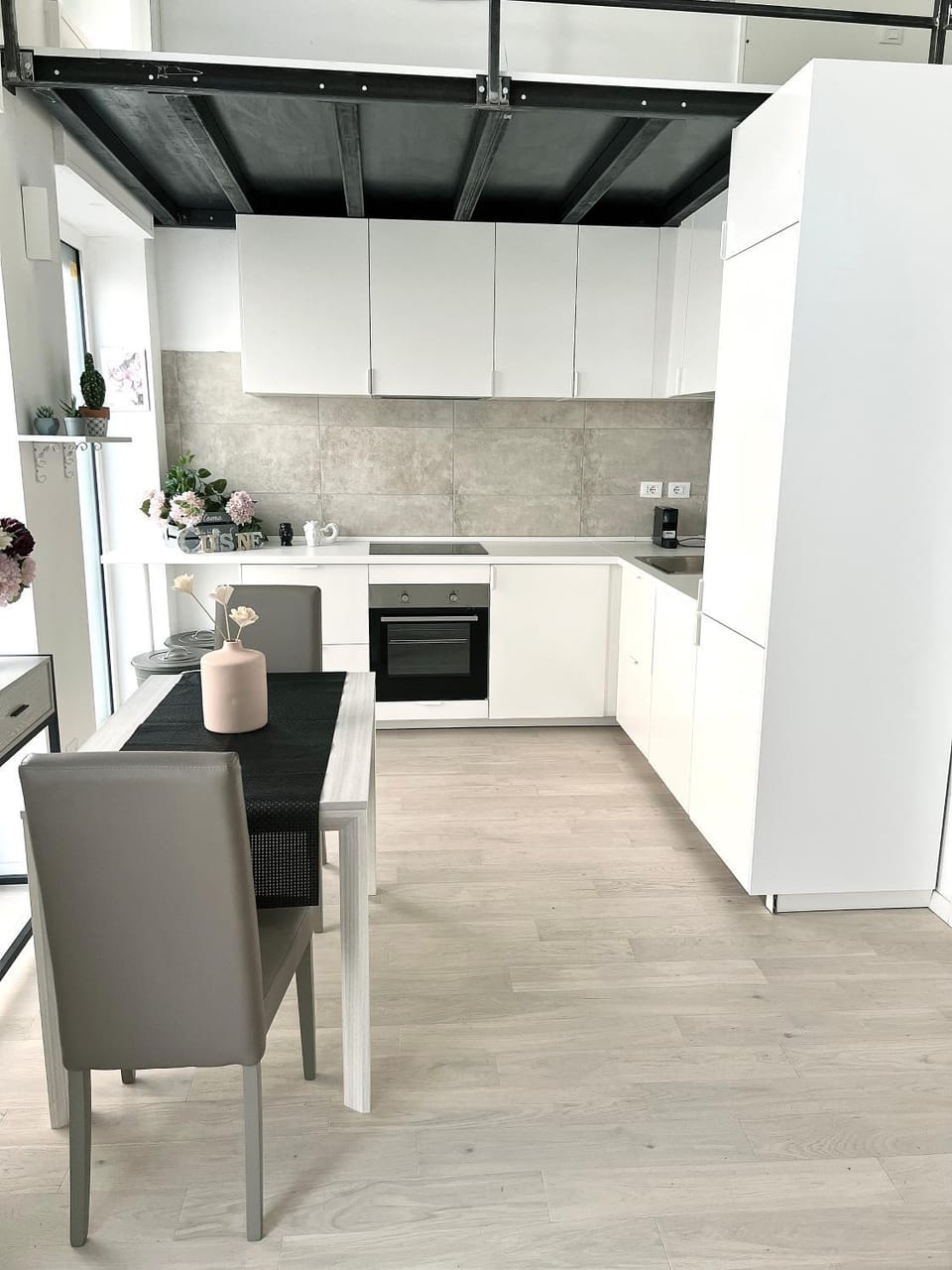 Dining area, pet friendly, stove, kitchen