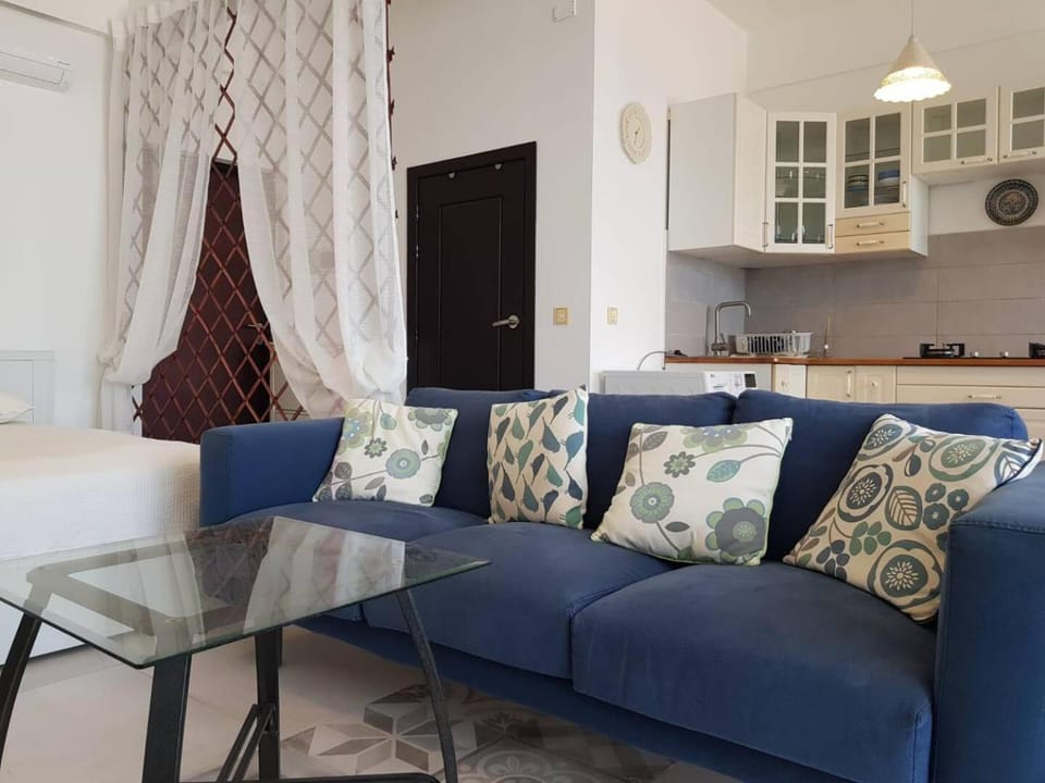 Kitchen or kitchenette, Living room, Seating area