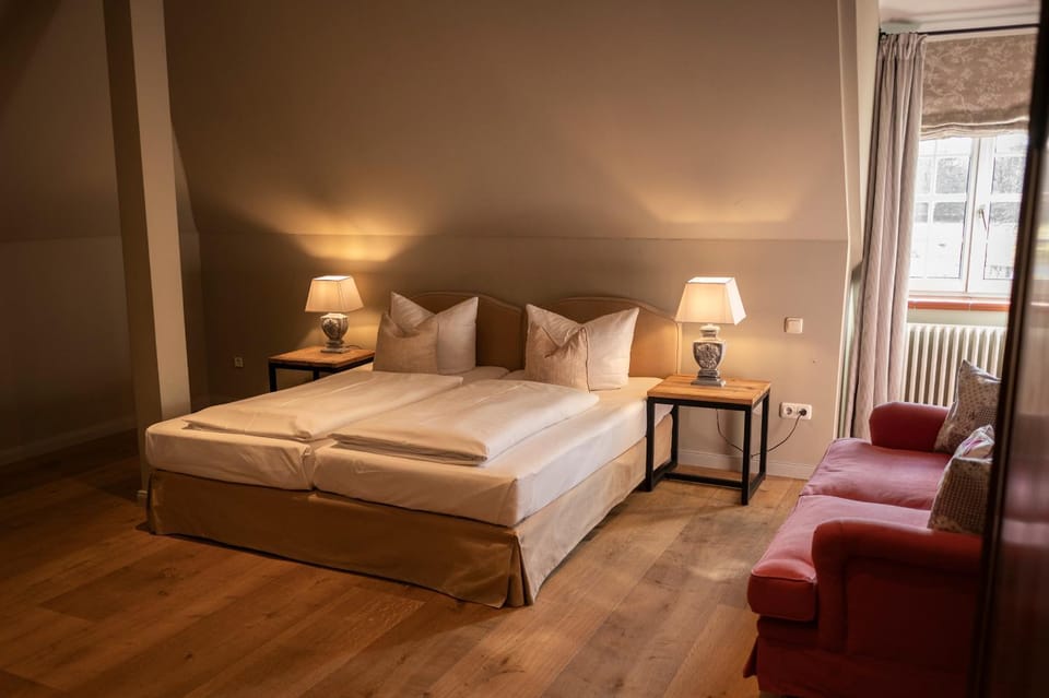 Bed, Photo of the whole room, Seating area