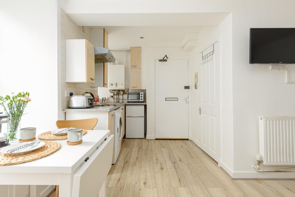 TV and multimedia, Coffee/tea facilities, Kitchen or kitchenette, Dining area, minibar, pet friendly, stove, toaster