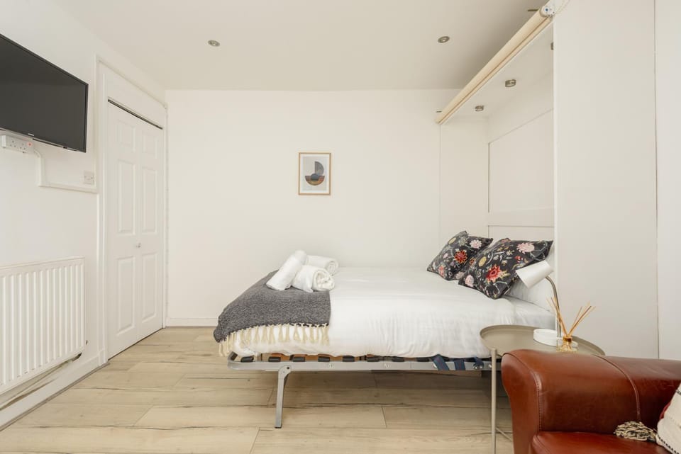 Bed, Photo of the whole room, Bedroom, internet