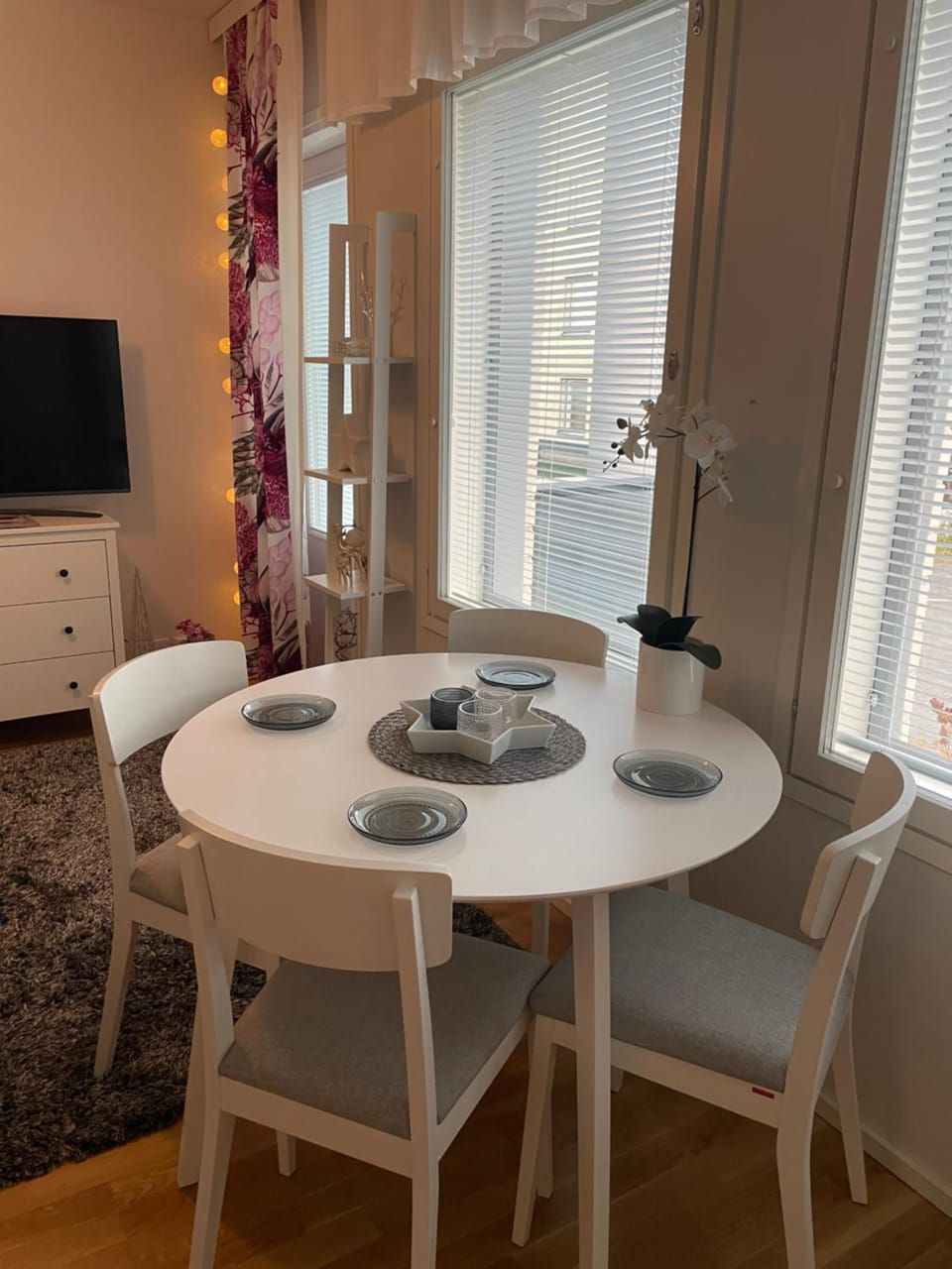 Communal lounge/ TV room, TV and multimedia, Living room, Photo of the whole room, Decorative detail, Seating area, Dining area, Bedroom, Food, hair dresser