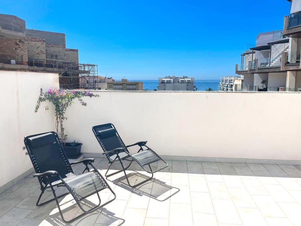 Property building, Balcony/Terrace, Living room