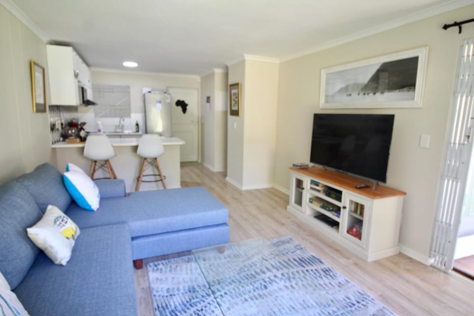 TV and multimedia, Kitchen or kitchenette, Living room, Seating area