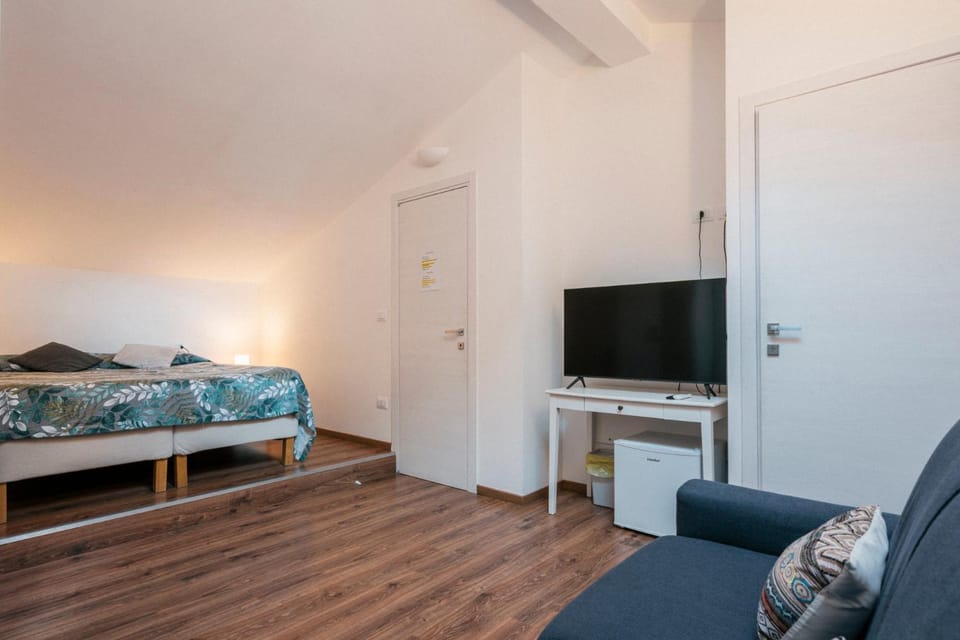 Bed, TV and multimedia, Photo of the whole room, Bedroom