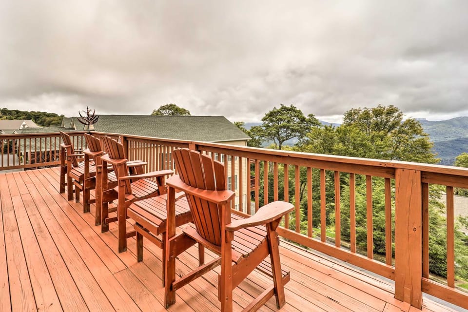 Scenic Views! Ski-In/Ski-Out Condo in Beech Mtn House in Beech Mountain