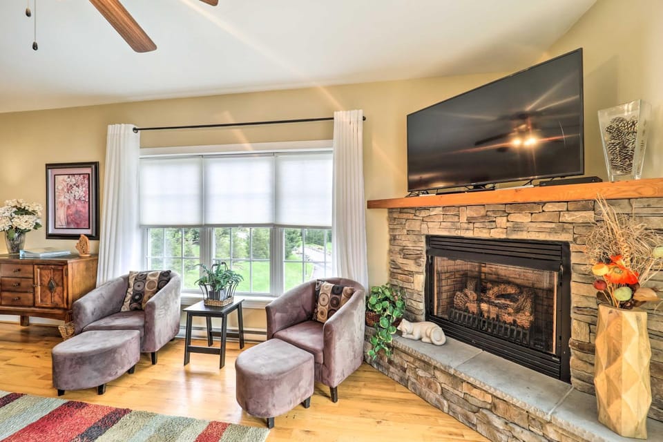 Scenic Views! Ski-In/Ski-Out Condo in Beech Mtn House in Beech Mountain