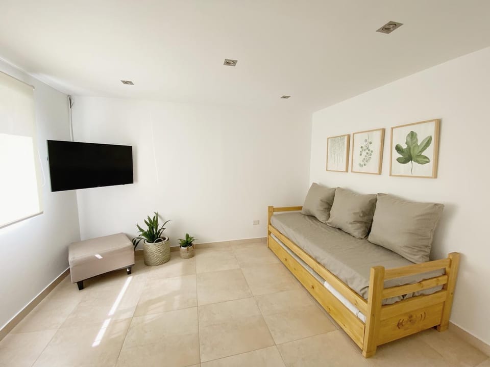 Bed, TV and multimedia, Living room