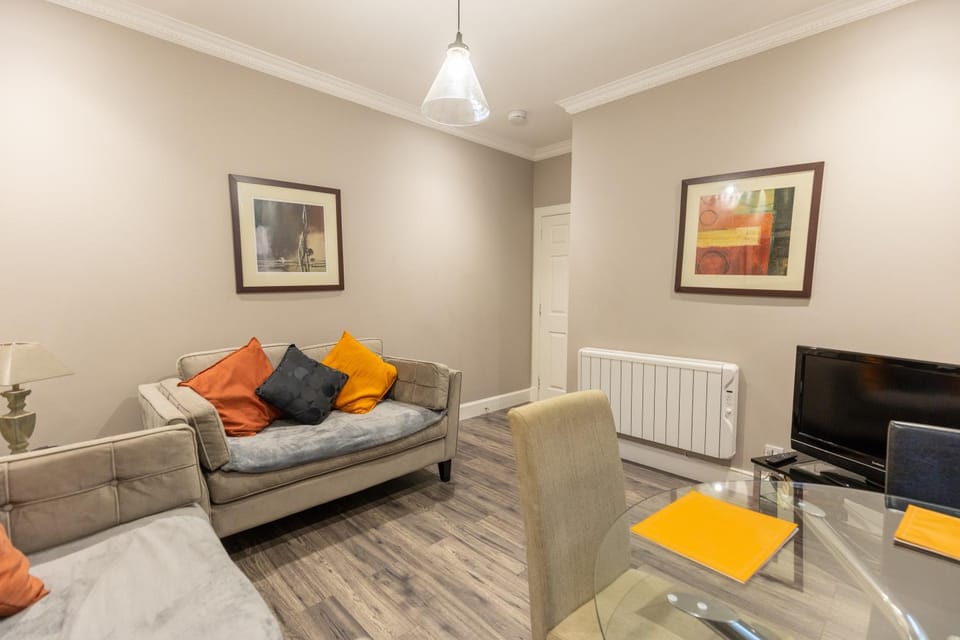 Two Bedroom Apartment Within Walking Distance to City Centre Apartment in Edinburgh