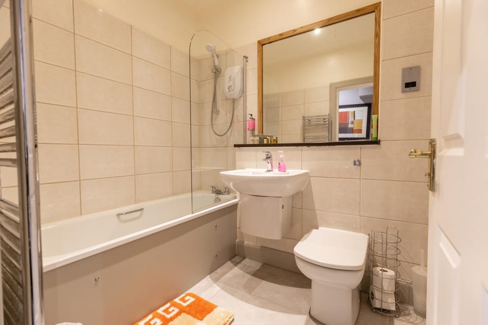 Two Bedroom Apartment Within Walking Distance to City Centre Apartment in Edinburgh