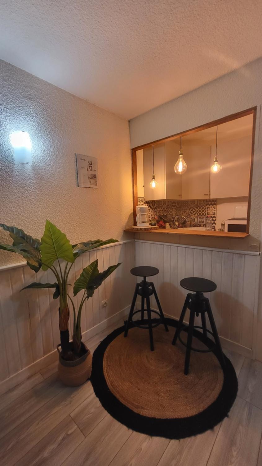 Seating area, minibar