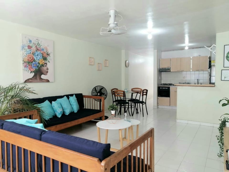 Kitchen or kitchenette, Living room, Seating area, Dining area, fireplace, pet friendly