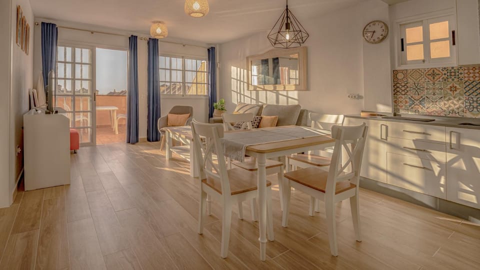 TV and multimedia, Kitchen or kitchenette, Living room, Seating area, Dining area