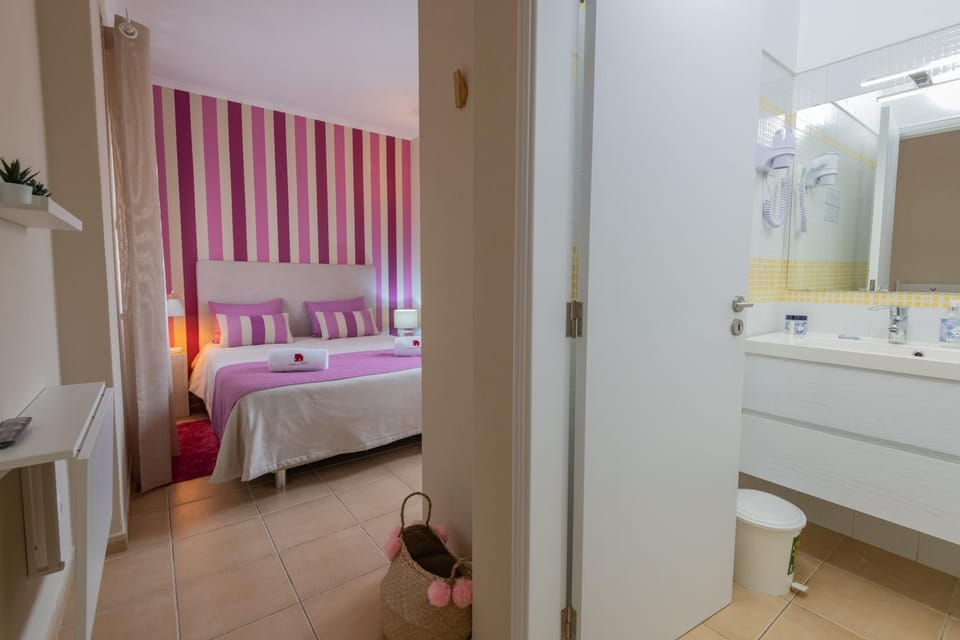 Bed, Bathroom, Photo of the whole room, Decorative detail, Bedroom