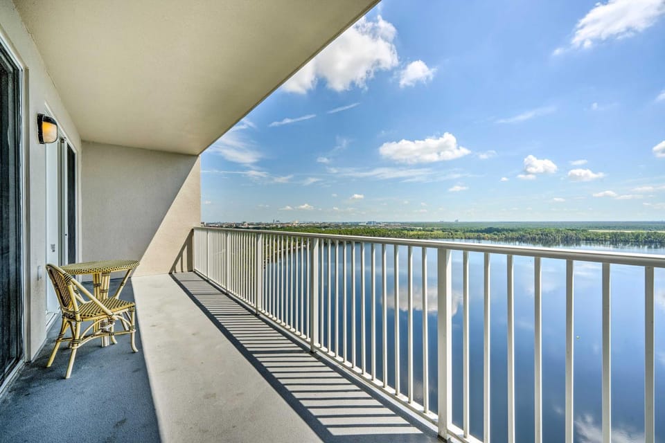 1 Mi to Disney: Condo w/ Water-View Balcony! House in Orlando