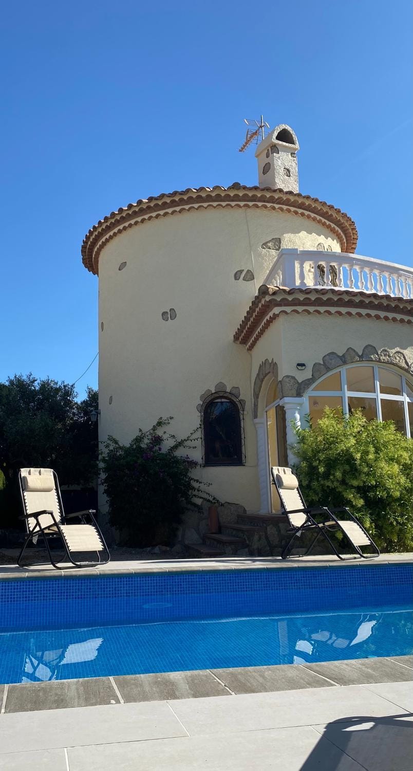 Property building, Pool view, Swimming pool, sunbed