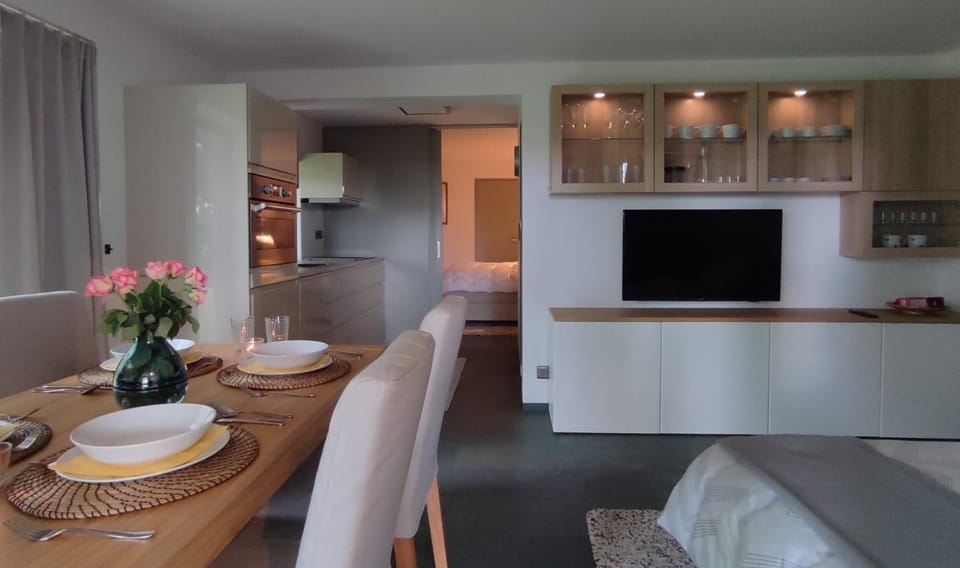 TV and multimedia, Kitchen or kitchenette, Living room, Dining area
