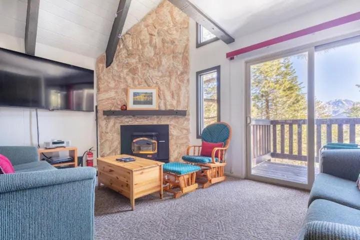 Perfect Ski Rental 2 blocks from Village Gondola House in Mammoth Lakes