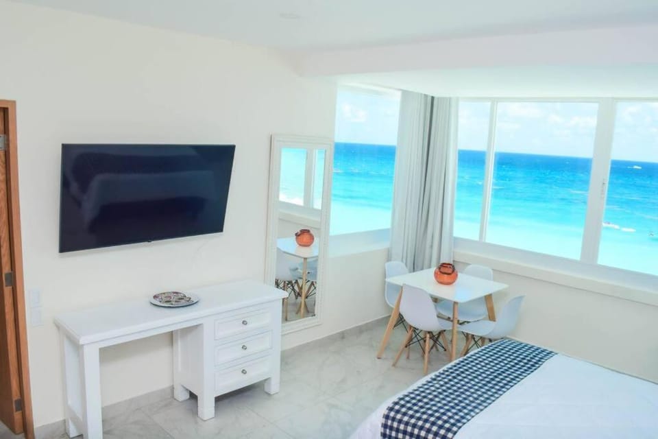 Bed, Natural landscape, TV and multimedia, Photo of the whole room, Dining area, Beach, Bedroom, Sea view, air conditioner