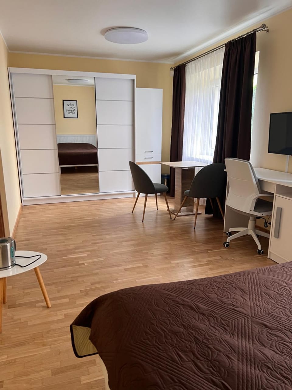 Photo of the whole room, Bedroom