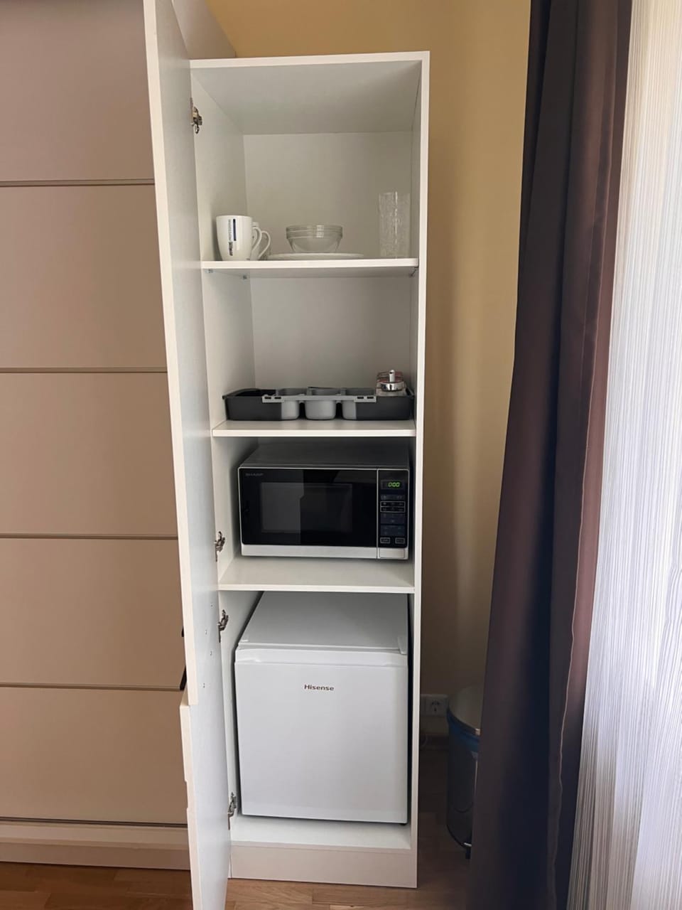 Coffee/tea facilities, minibar, wardrobe